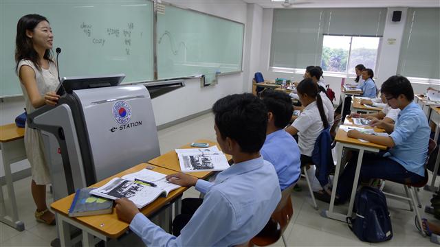 캄보디아 왕립 프놈펜 대학 안에 코이카가 세운 인적자원개발(HRD)센터에서 한국어 강좌가 진행되고 있다.