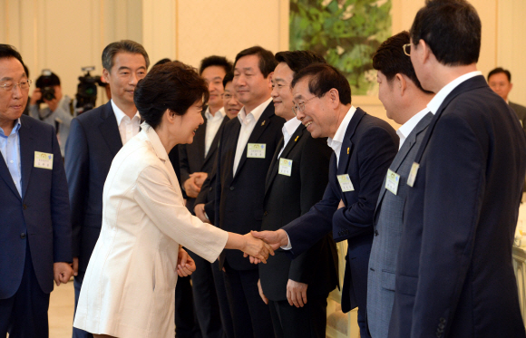 박근혜 대통령이 25일 청와대에서 주최한 전국 시.도지사 초청 오찬간담회에서 오찬에 앞서 참석자들과 인사를 나누고 있다.  청와대사진기자단