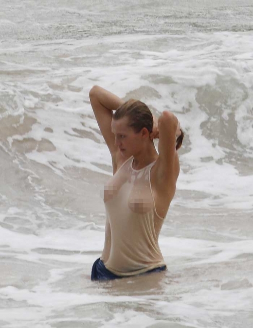 2013년 12월 카리브해에 위치한 생 바르텔르미(St Barthelemy)에서 훤히 비치는 티만 입은 채 물에 들어간 토나 가른. 사진=TOPIC / SPLASH NEWS(www.topicimages.com)<br>