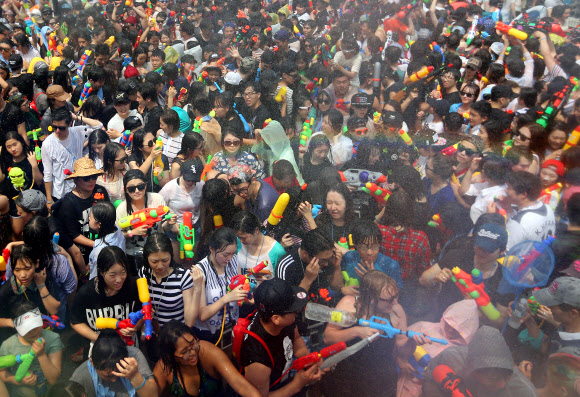 ’이것이 신촌 물총 축제’