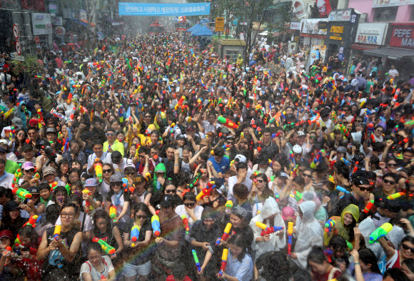 ’이것이 신촌 물총 축제’