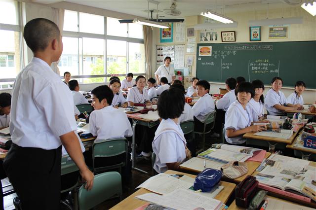 ‘밤 9시 이후 스마트폰 사용 제한’ 자율 권고를 지난 4월부터 시행하고 있는 일본 아이치현 가리야시 가리가네중학교의 한 교실.