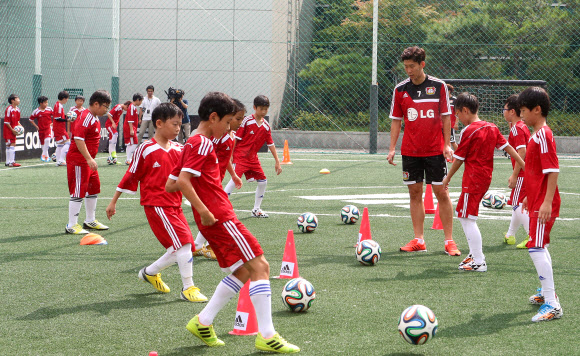 31일 오후 서울 용산구 아이파크몰 풋살경기장에서 열린 아디다스 유소년 축구 클리닉에서 분데스리가 바이엘 04 레버쿠젠의 손흥민 선수가 아이들을 가르치고 있다.  연합뉴스