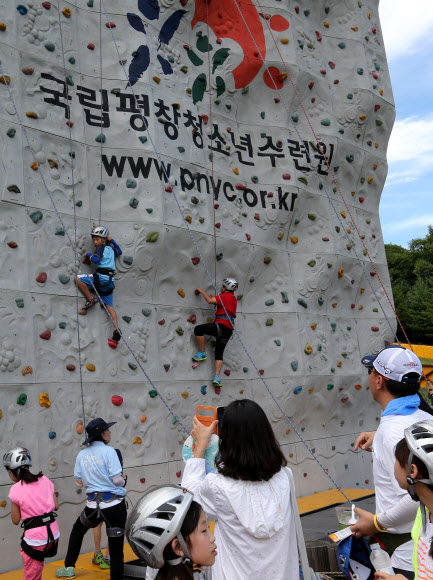 1일 강원 평창군 국립청소년수련원에서 열린 ’2014 평창 아웃도어 페스티벌’에 참가한 청소년들이 다양한 자연활동과 특별활동, 도전활동을 하며 무더운 여름 즐거운 추억을 만들고 있다. 페스티벌은 3일까지 열린다.  연합뉴스