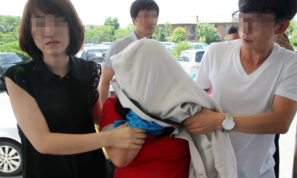 1일 ‘포천 빌라 살인 사건 ’ 피의자 이모(가운데)씨가 경기 포천경찰서로 호송되고 있다. 연합뉴스
