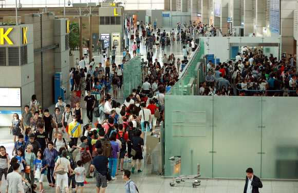 휴가시즌에 붐비는 인천공항