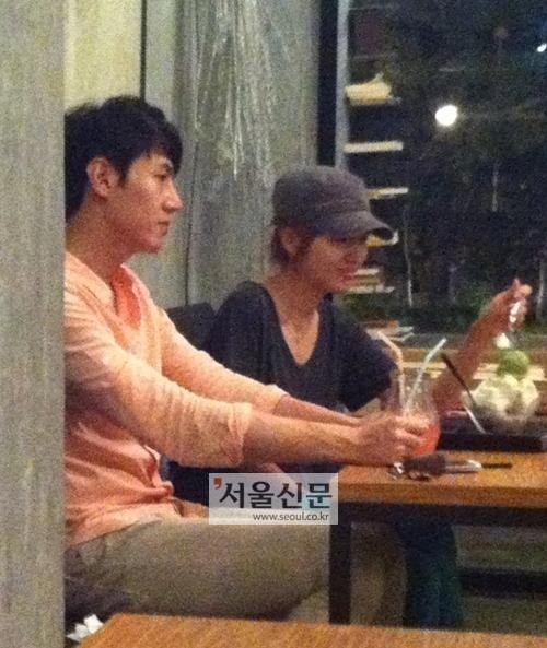 2013년 8월 서울 시내 한 카페에서 데이트를 즐기던 김경란과 송재희.