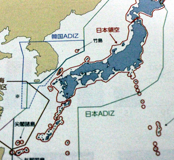 일본 방위성이 5일 공개한 2014년도판 방위백서에 독도를 ”다케시마(竹島·일본이 주장하는 독도의 명칭)”라고 표기한 지도가 실려 있다. 독도 주변 상공에는 일본 영공 표시가 돼 있다.  연합뉴스