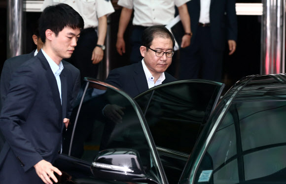 5일 오후 사의를 표명한 이성한 경찰청장이 서울 서대문구 경찰청사를 떠나고 있다. 연합뉴스