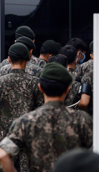 ‘윤모 일병 폭행 사망 사건’의 가해자들이 5일 경기 동두천시 육군 28사단 보통군사법원에서 열린 4차 공판을 끝낸 뒤 호송 차량으로 이동하고 있다. 이날 법원은 군 검찰의 요청을 받아들여 이모(25) 병장 등 가해자들에 대한 공소장 변경을 허가했다. 군 검찰은 가해 병사들을 시켜 윤 일병의 성기에 액체 안티프라민을 바르도록 지시한 이 병장에 대해 강제추행 혐의를 추가했다.<br>손형준 기자 boltagoo@seoul.co.kr