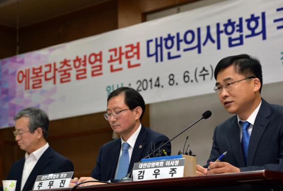 김우주(오른쪽) 대한감염학회 이사장이 6일 서울 용산구 대한의사협회 건물에서 열린 ‘에볼라 출혈열 관련 대한의사협회 긴급 브리핑’에서 지난달 기니, 시에라리온, 라이베리아 등 서아프리카 3개국에서 확산된 에볼라 출혈열에 대해 설명하고 있다. 김 이사장은 “에볼라 출혈열은 치사율이 높아 두려움이 크지만, 우리 국민들이 에볼라 바이러스에 감염될 가능성은 작다”고 말했다. 박지환 기자 popocar@seoul.co.kr