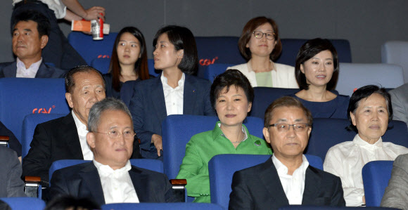 ‘명량’ 관람 위해 영화관 찾은 박 대통령
