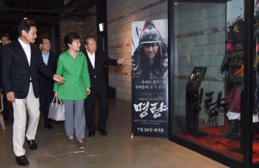 박근혜 대통령이 6일 서울 여의도에 있는 한 영화관에서 영화 ‘명량’을 관람하기위해 배우 안성기(왼쪽)씨와 김동호(오른쪽) 문화융성위원장과 함께 상영관으로 향하고 있다.<br>청와대 사진기자단