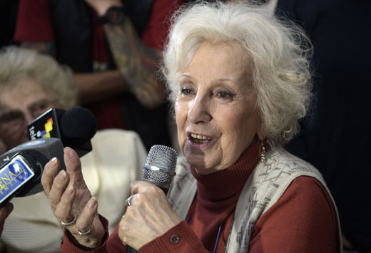아르헨 할머니 36년 만에 찾은 외손자와 포옹 ⓒ AFPBBNews=News1