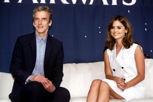영국 BBC TV드라마 ‘닥터후’(Doctor Who)의 주인공인 피터 카팔디와 제나 콜먼이 9일 오후 서울 여의도 63컨벤션센터에서 열린 팬미팅에서 팬들에게 인사를 하고 있다. <br>연합뉴스