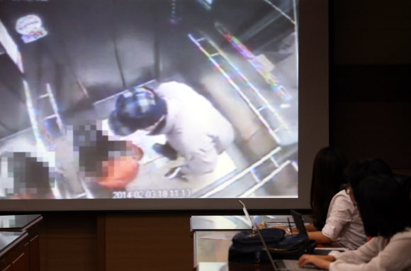 서울경찰청이 10일 아파트 엘리베이터에서 아동과 장애인들에게 상습적으로 성추행을 저지른 사건을 설명하며 폐쇄회로(CC)TV 영상을 보여주고 있다. 연합뉴스