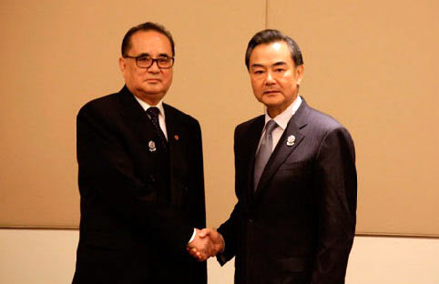 중국 외교부는 왕이(王毅) 중국 외교부장과 리수용 북한 외무상이 10일 아세안지역안보포럼(ARF)이 열린 미얀마 네피도에서 양자회담을 개최했다고 밝혔다.  연합뉴스