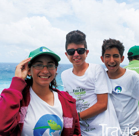 10살도 되기 전부터 코수멜의 해양생태계 보호를 위해 활동해 온 발레리아, 캐빈, 안드레아(왼쪽부터)