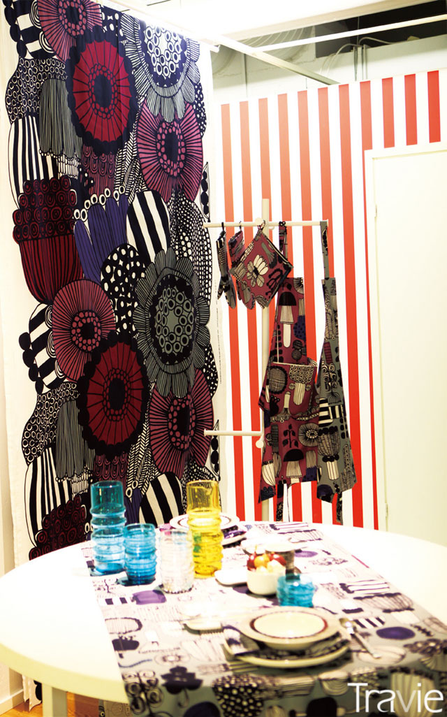 테이블 뒤에 걸려 있는 원단은 마이야 로우에카리Maija Louekari가 만든 패턴