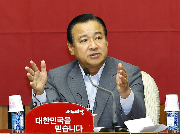 새누리당 이완구 원내대표가 12일 오전 국회에서 열린 원내대책회의에서 모두 발언을 하고 있다.  연합뉴스