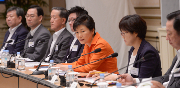 박근혜 대통령이 12일 청와대에서 제6차 무역투자진흥회의를 주재하고 있다.  이호정 기자 hojeong@seoul.co.kr