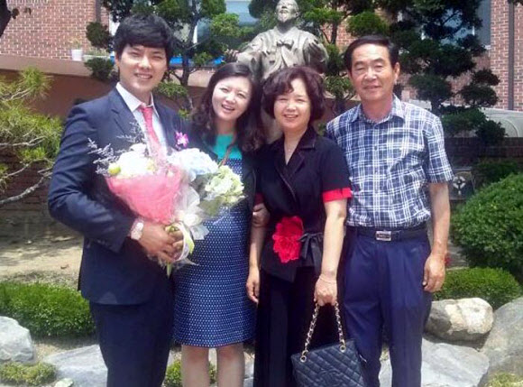 대전 미사에서 예물 봉헌하는 김재홍씨 가족