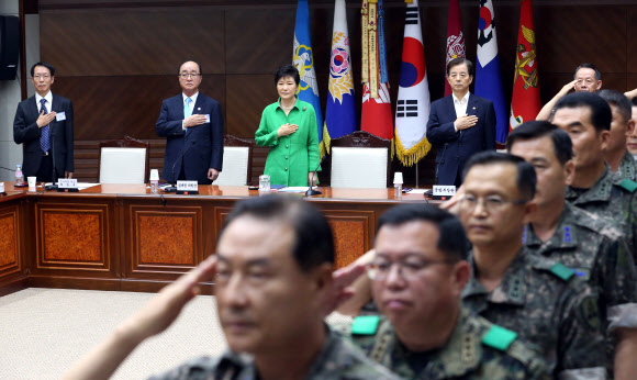 박근혜 대통령이 서울 용산구 국방부 대회의실에서 열린 긴급 전군지휘관회의에 참석, 국기에 대한 경례를 하고 있다.  연합뉴스