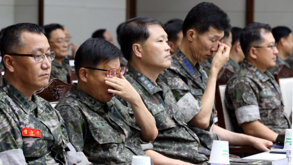 13일 오후 서울 용산구 국방부 대회의실에서 열린 긴급 전군지휘관회의에 참석한 군 지휘관들이 긴장한 표정으로 박근혜 대통령의 입장을 기다리고 있다.  연합뉴스