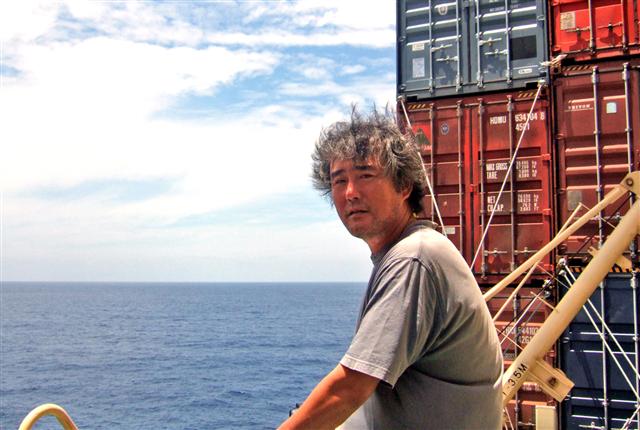 2007년 홍콩에서 출발해 네덜란드 로테르담으로 향하는 콜롬비아호에 올라탄 작가 한창훈의 모습.  문학동네 제공