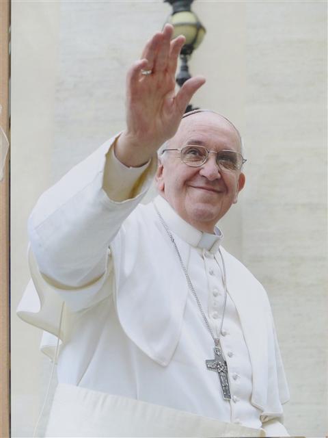 지난해 3월 교황에 선출된 뒤 환영 인파를 향해 손을 흔드는 프란치스코 교황. 평범한 도금 반지, 철제 목걸이가 두고두고 화제가 되고 있다. 케이스테이지 제공