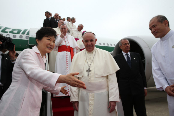 <교황방한>교황 영접하는 박 대통령