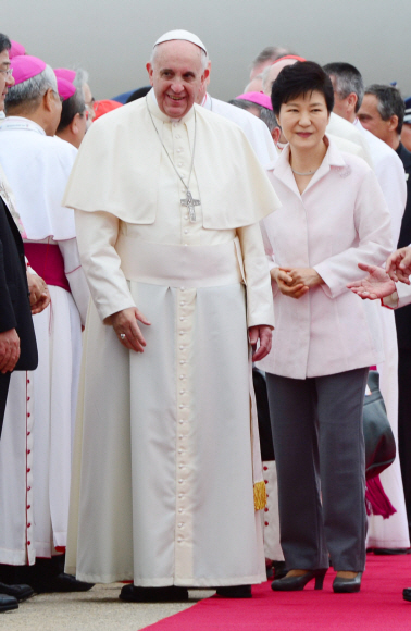 교황 영접하는 박근혜 대통령