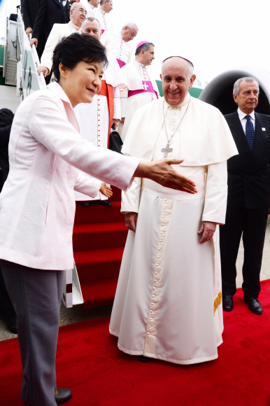 교황 영접하는 박근혜 대통령
