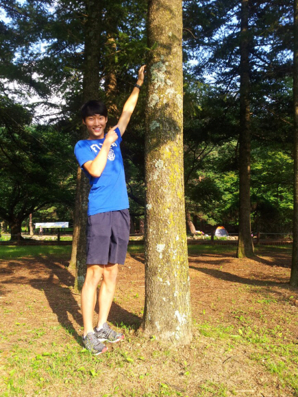 우상혁이 지난 11일 대회 참가차 머무르던 충북 보은의 한 호텔 앞 소나무에 올해 자신이 뛰어넘을 바의 높이를 표시하고 있다.