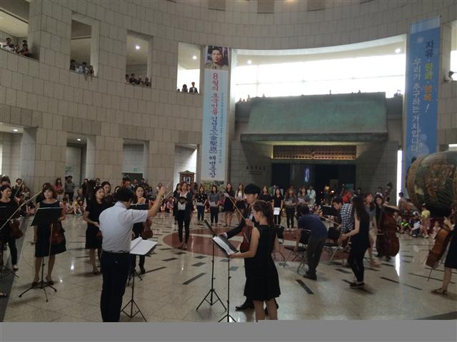 유네스코 세계문화유산인 아리랑을 해외에 알리는 ‘아리랑 프로젝트’에 참여한 지휘자와 연주자, 합창단이 15일 서울 용산구 전쟁기념관 중앙홀에서 세 번째 공연을 하고 있다.