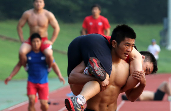 ‘외롭지 않지만 무겁다’