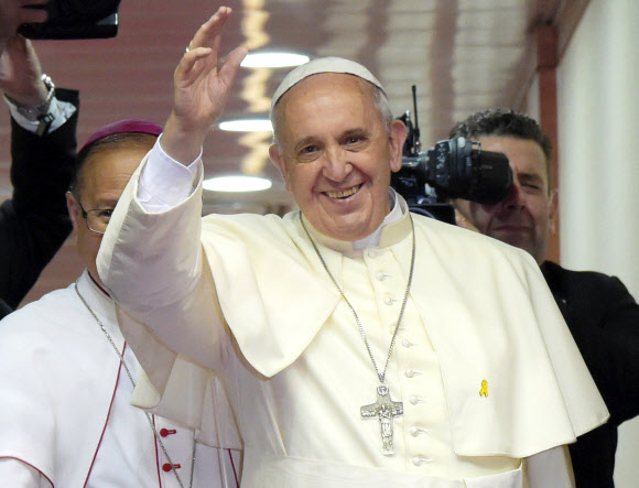 <교황방한> 4박 5일간의 일정 마친 프란치스코 교황 미소로 인사
