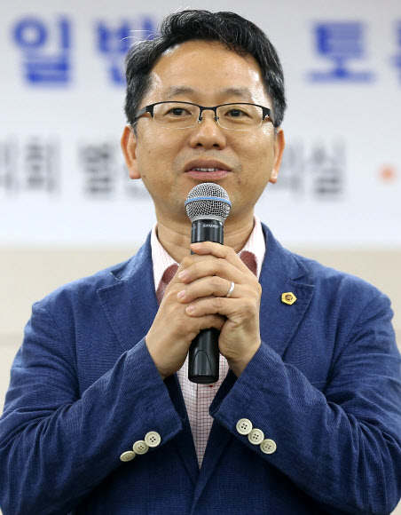 자사고 토론회 개회사하는 김문수 위원장