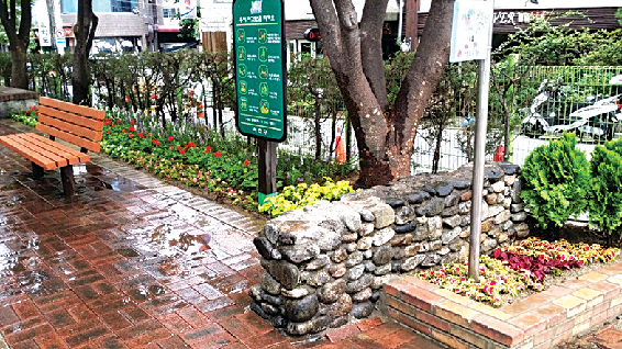 비닐봉지와 먹다 버린 음료수병 및 종이컵 등으로 지저분했던 서초구 양재1동 마을마당 주변이 게릴라가드닝 후 깨끗하게 변신했다.<br>서초구 제공