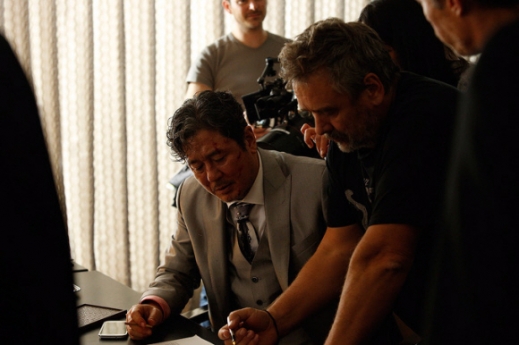 ‘루시’ 촬영 도중 최민식(왼쪽)이 뤼크 베송(가운데) 감독과 영화에 대해 얘기하고 있는 모습.