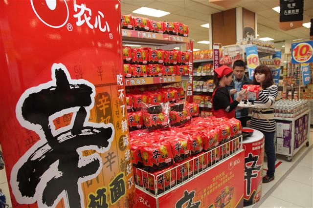 중국 베이징의 한 대형마트에서 중국 소비자들이 신라면을 구매하고 있다.  농심 제공