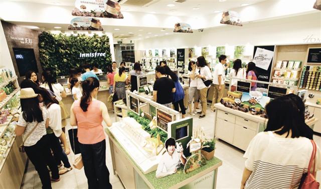 자연주의 콘셉트를 앞세운 이니스프리 중국 상하이 1호점을 찾은 중국 여성 고객들이 제품을 살펴보고 있다.  아모레퍼시픽 제공