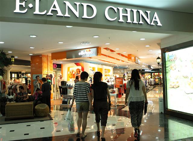 중국 푸저우 대양백화점에 입점한 이랜드차이나 매장이 고객들로 붐비고 있다.  이랜드그룹 제공