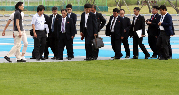 북한대표단이 22일 오전 인천시 서구 2014인천아시아경기대회 보조경기장을 방문, 잔디를 살펴보고 있다. 연합뉴스