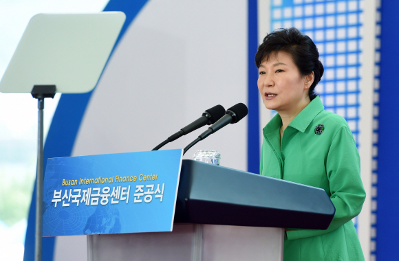 박근혜 대통령이 22일 오전 부산 문현동 부산국제금융센터 준공식에 참석해 인사말을 하고 있다.  청와대사진기자단