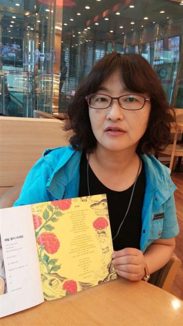 동화작가 김하은씨가 22일 서울 마포구의 한 카페에서 작가들의 재능 기부로 펴낸 ‘한뼘 그림책 세월호 이야기’에 대해 설명하고 있다.