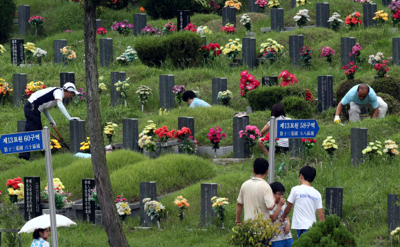 부산 영락공원에 추석 벌초객 북적