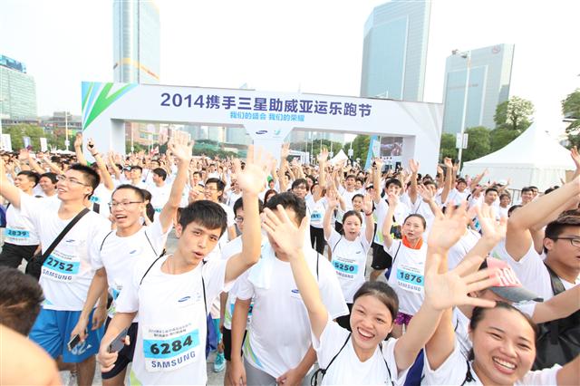 지난 23일 중국 광저우 톈허스포츠센터에서 인천아시안게임의 성공적 개최를 기원하는 8000여명의 시민이 3.5㎞ 달리기를 준비하고 있다. 삼성전자 제공