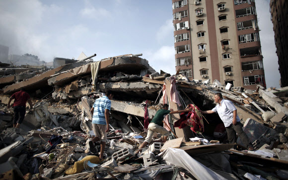 이스라엘 공습에 12층 아파트 와르르 