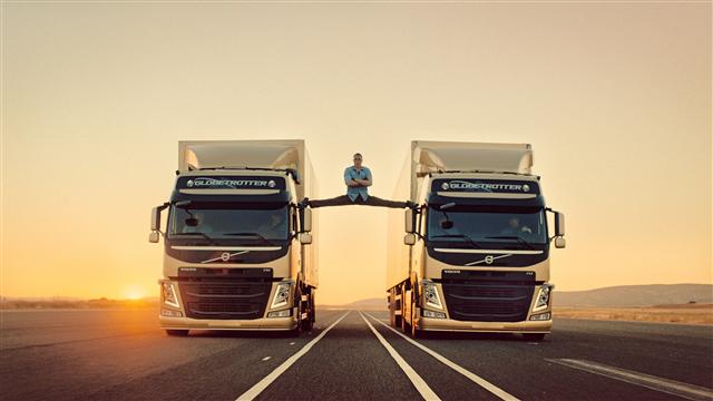 장클로드 반담이 출연한 볼보 트럭 광고 ‘장대한 스플릿’ 편. 나란히 후진하는 볼보 트럭 위에서 반담이 대범한 다리 찢기를 선보이고 있다.  볼보 제공